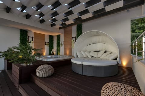 Indoor spa tub