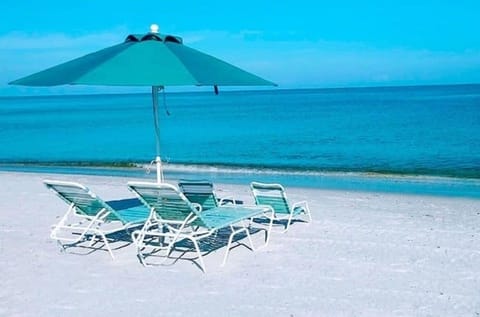 Beach nearby, sun loungers, beach towels