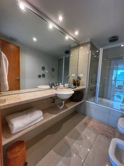 Combined shower/tub, hair dryer, bidet, towels