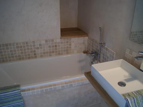 Combined shower/tub, hair dryer, towels