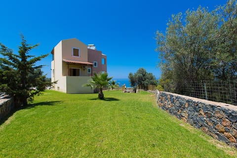 Large lawn covered garden. Plenty of room for the kids to play.
