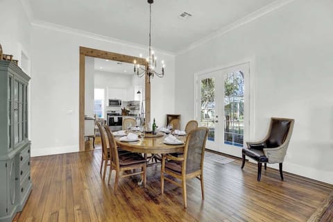 Front House - 6 seat dinning table