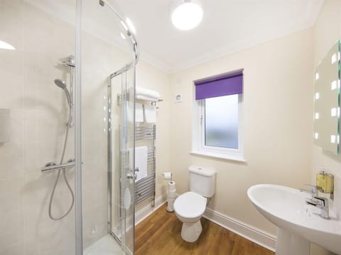 en-suite shower