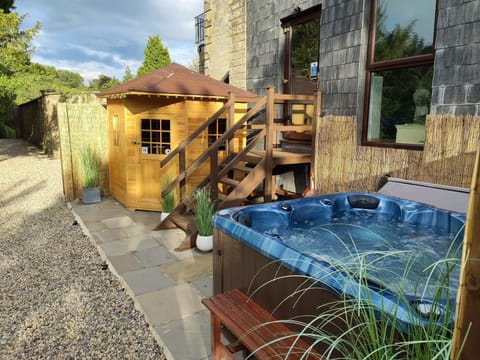 Outdoor spa tub