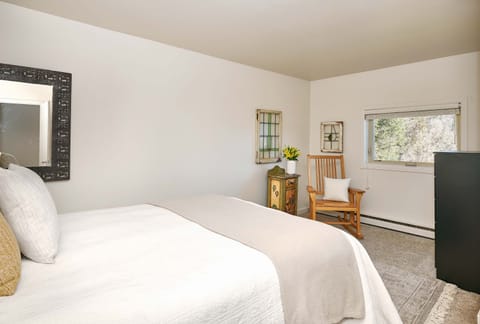 Guest bedroom with queen bed.
