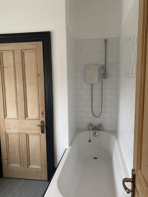 Combined shower/tub, free toiletries, hair dryer, towels