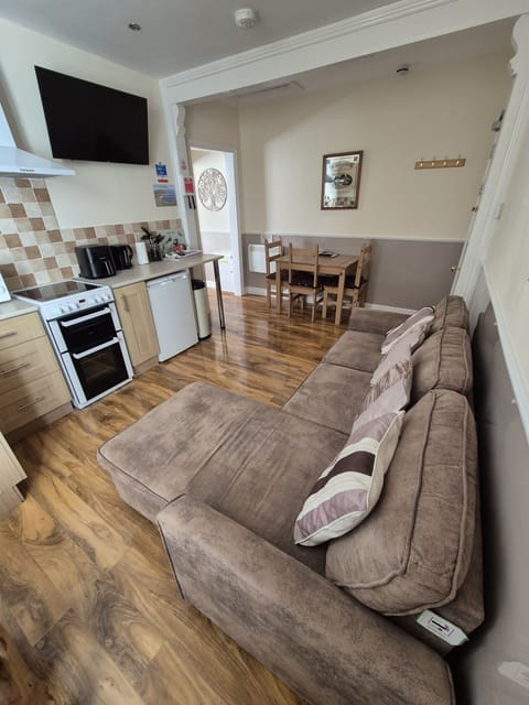 Lounge, Kitchen and Sofa Bed Flat 7