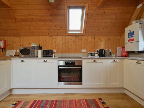 Cabinetry, Kitchen Sink, Countertop, Property, Building, Window, Kitchen Appliance, Kitchen Stove, Sink, Wood