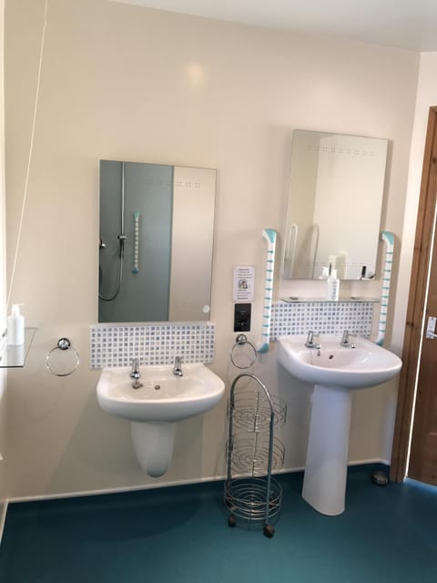 Riverside wet room en-suite.