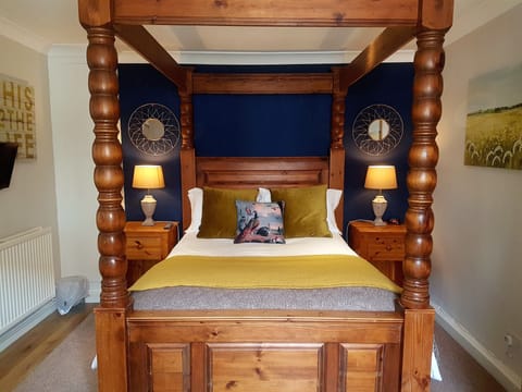 Cornflower Cottage 1 - Double 4 Poster Bedroom with Adjoining Single Bedroom and En-Suite