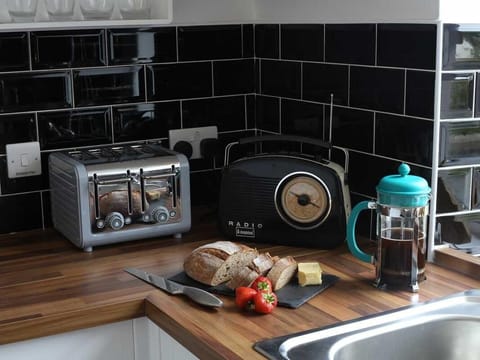 Fridge, coffee/tea maker