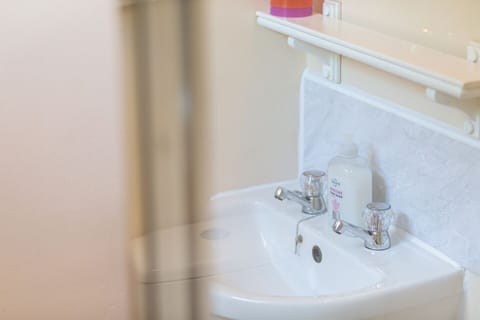 All rooms are en-suite. Shower. Basin. Toilet_Room105