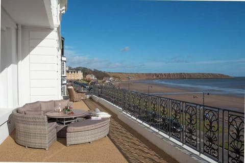 Ackworth House Number 4 - Stunning luxury apartment - huge balcony - views of be Wohnung in Filey Beach