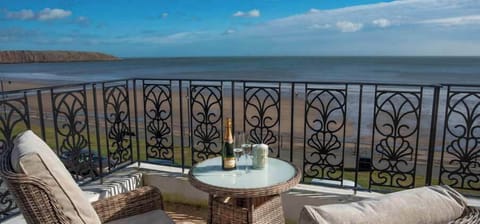 Ackworth House Number 4 - Stunning luxury apartment - huge balcony - views of be Wohnung in Filey Beach