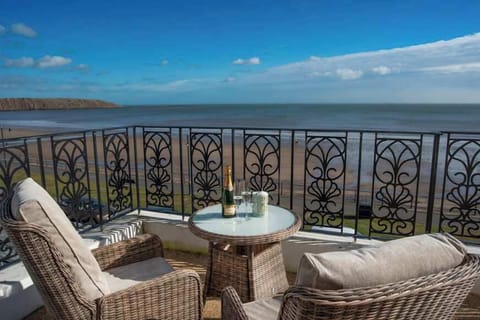 Ackworth House Number 4 - Stunning luxury apartment - huge balcony - views of be Wohnung in Filey Beach