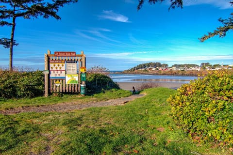 Only a short walk to the south bay access and sandy beach!