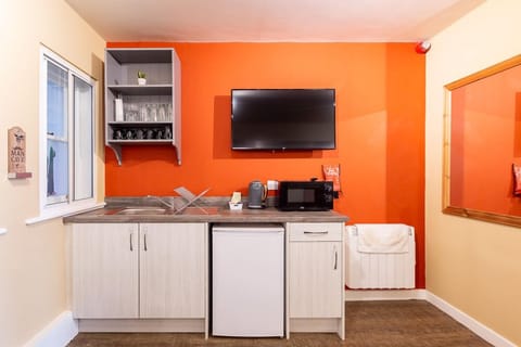 Kicthenette with fridge, microwave, kettle and toaster