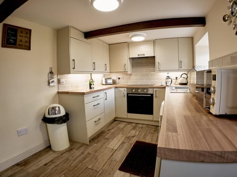 Fully Fitted Kitchen
