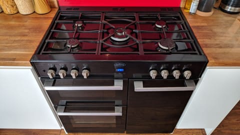 Large cooker with dual oven. Good for groups.