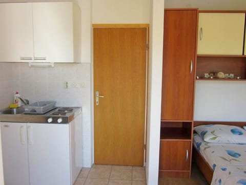 1 bedroom, iron/ironing board, internet, bed sheets