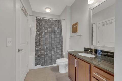 Combined shower/tub, hair dryer, towels