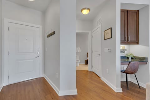 Combined shower/tub, hair dryer, towels