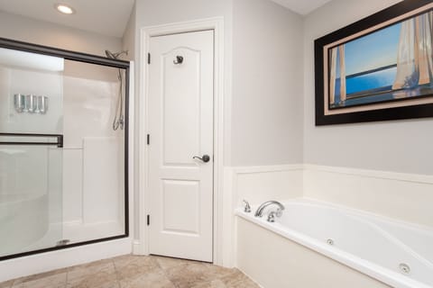 Combined shower/tub, jetted tub, hair dryer, towels