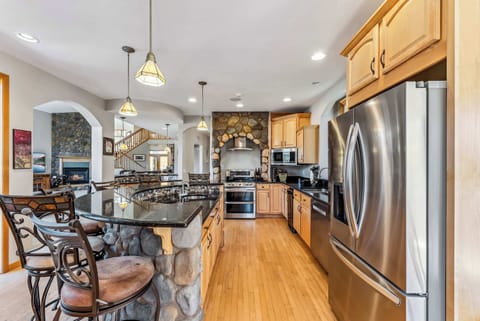 Kitchen: Well-equipped kitchen, stainless steel appliances, kitchen bar w/6 bar stools, wine fridge, drip coffee machine, Keurig