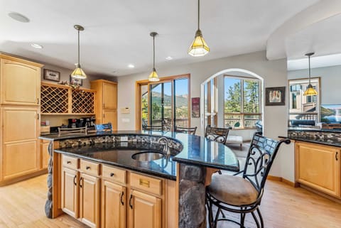 Kitchen: Well-equipped kitchen, stainless steel appliances, kitchen bar w/6 bar stools, wine fridge, drip coffee machine, Keurig