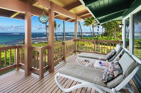 Relax on the lanai with beautiful ocean views