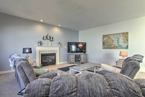Living Room | 1st Floor | 70" Cable TV | Gas Fireplace | Free WiFi
