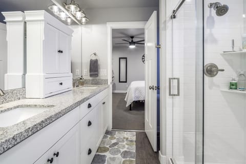 Combined shower/tub, hair dryer, towels