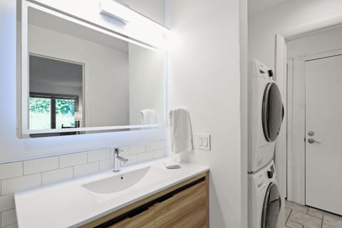 Combined shower/tub, hair dryer, towels