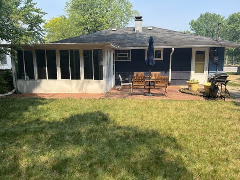Back patio with seating for 4, propane grill, dog run