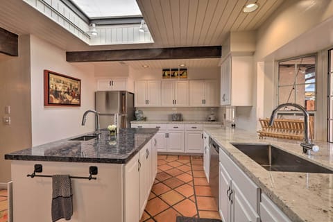 Fully Equipped Kitchen | Toaster | Trash Bags/Paper Towels Provided