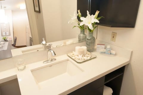 Full bathroom, with all the essentials provided!