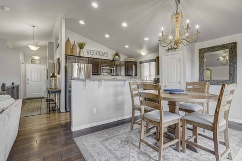 Breakfast area, kitchen, living room - take in the views!