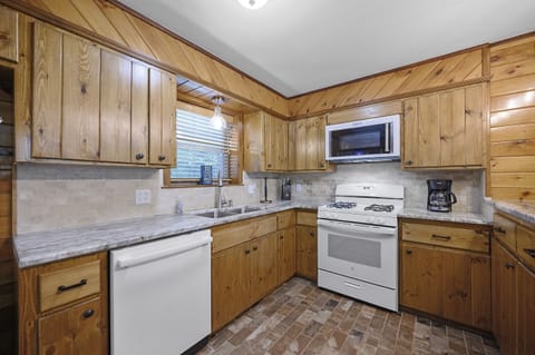 All full sized appliances in the kitchen, including a dishwasher!