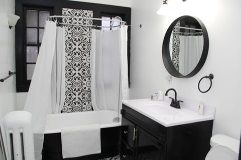 Bathroom | Combined shower/tub, hair dryer, towels, soap