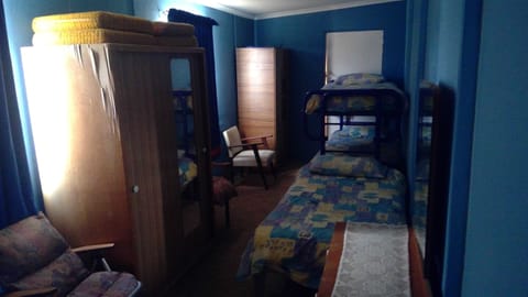 4 bedrooms, desk, travel crib