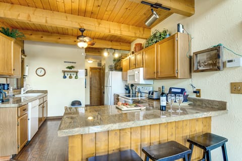 Kitchen | 1st Floor | Complimentary Spices | Crockpot