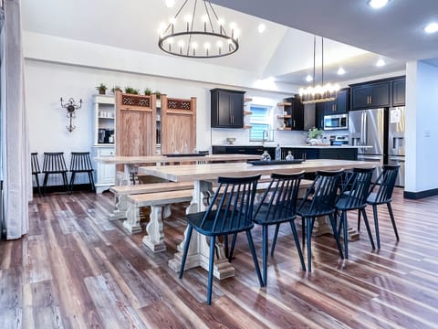 Main level dining area with ample seating