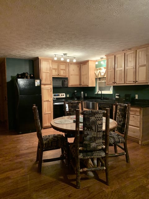 New dining table (we removed the bar and added a table Nov. 2022)