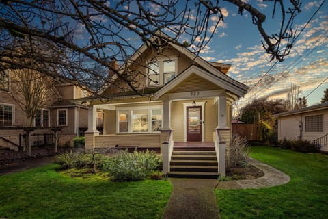 Welcome to Honey Bea! Please enjoy this charming rental in the heart of McMinnville.