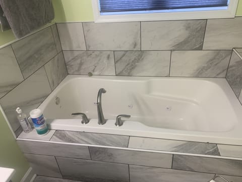 Combined shower/tub, jetted tub, bidet, towels