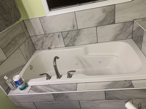 Combined shower/tub, jetted tub, bidet, towels