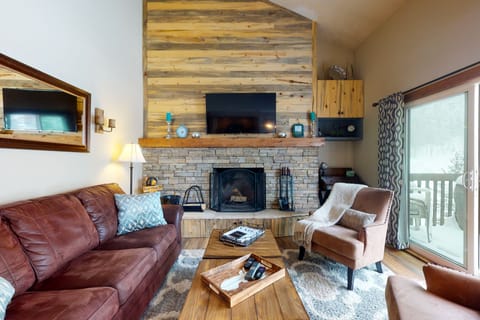 Living area | TV, fireplace