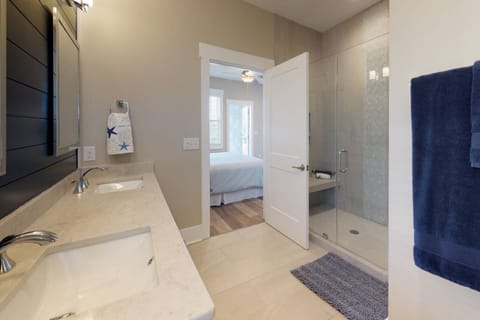 Combined shower/tub, hair dryer, towels