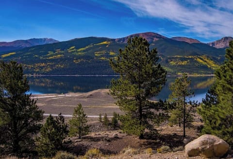 A picturesque blend of lakeside calm and mountain grandeur.