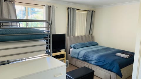 4 bedrooms, free internet, bed sheets